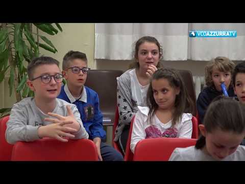 Video: Facility Dog accoglie gli studenti elementari a scuola