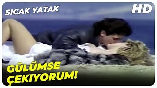 Sıcak Yatak - Gamze, Naci'ye Poz Veriyor! | Harika Avcı Eski Türk Filmi Sıcak Yatak - Gamze, Naci'ye Poz Veriyor! | Harika Avcı Eski Türk Filmi