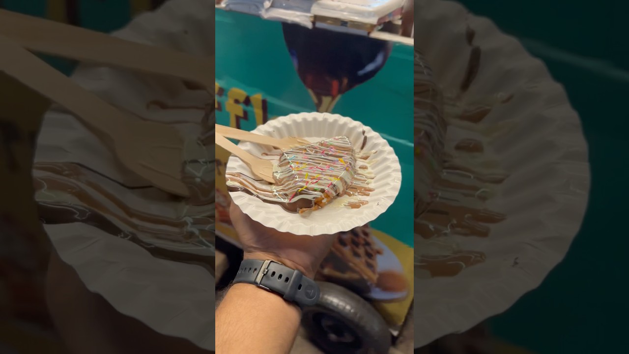 “Street Food Me Aisa Waffle Kahi Mil Payega?”🤩Famous Indian Street Food #streetfood #ashortaday