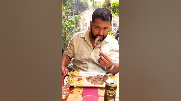 comiendo comida Italiana.