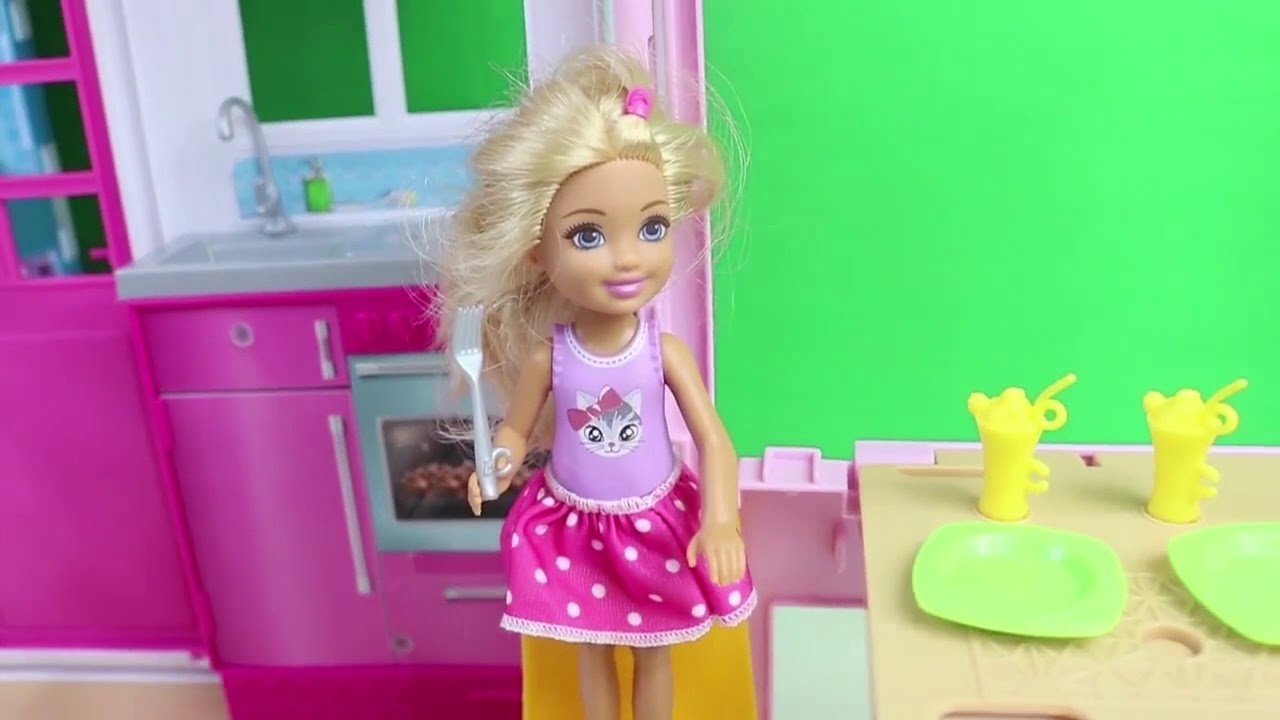 Η Barbie και η Τσέλσι στο καινούριο τους σπίτι! - Παιδική χαρά