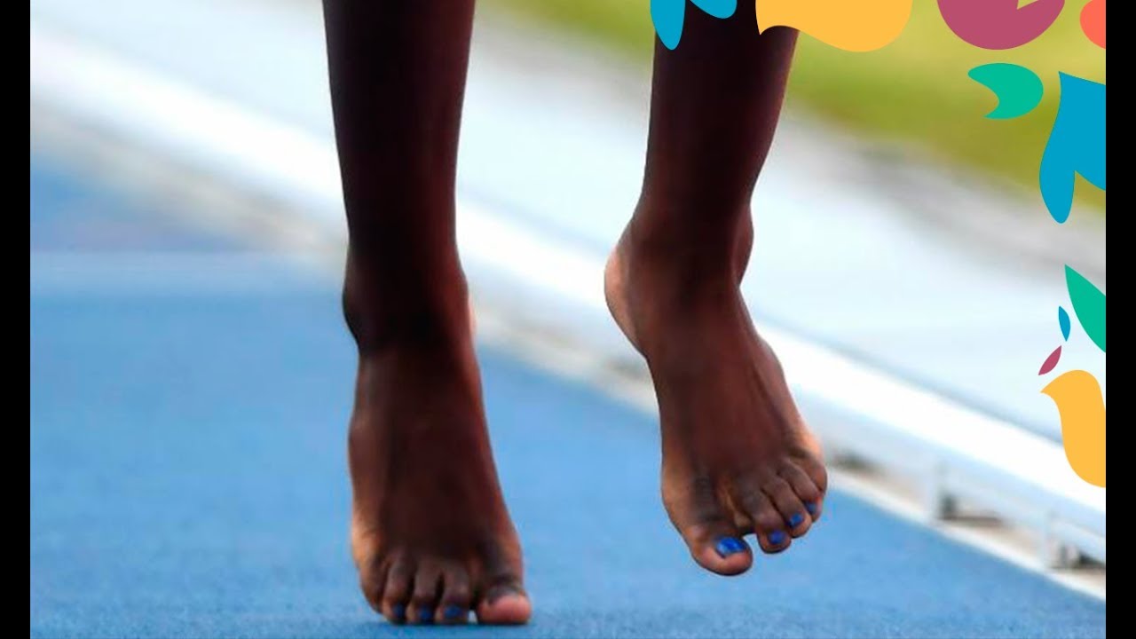 Atleta corre descalza la prueba de los 1,500 m Buenos Aires 2018