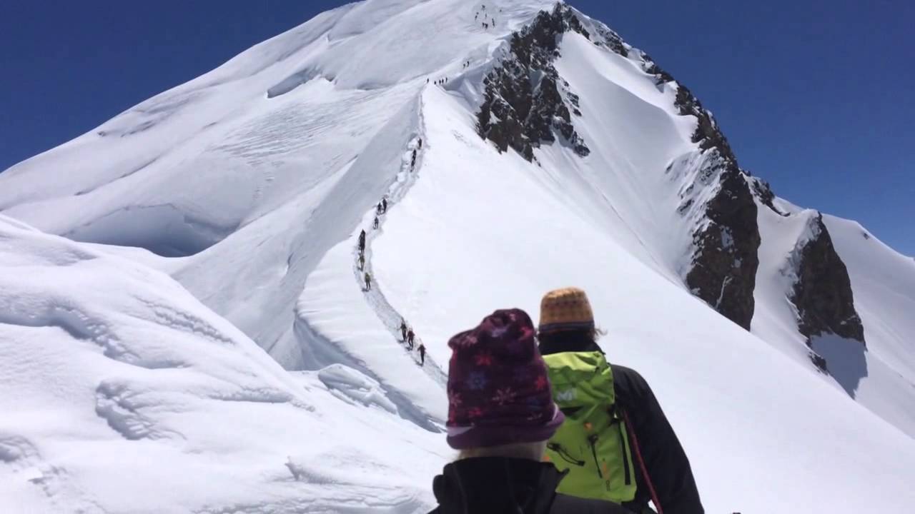 Queues on bosses ridge Mont Blanc - YouTube