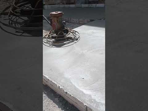 أعمال الجلايه بعد اتمام الصب ويجب ان تتم عده مرات حتى الوصول الى طبقه ملسا وصلبه خاليه من التشققان