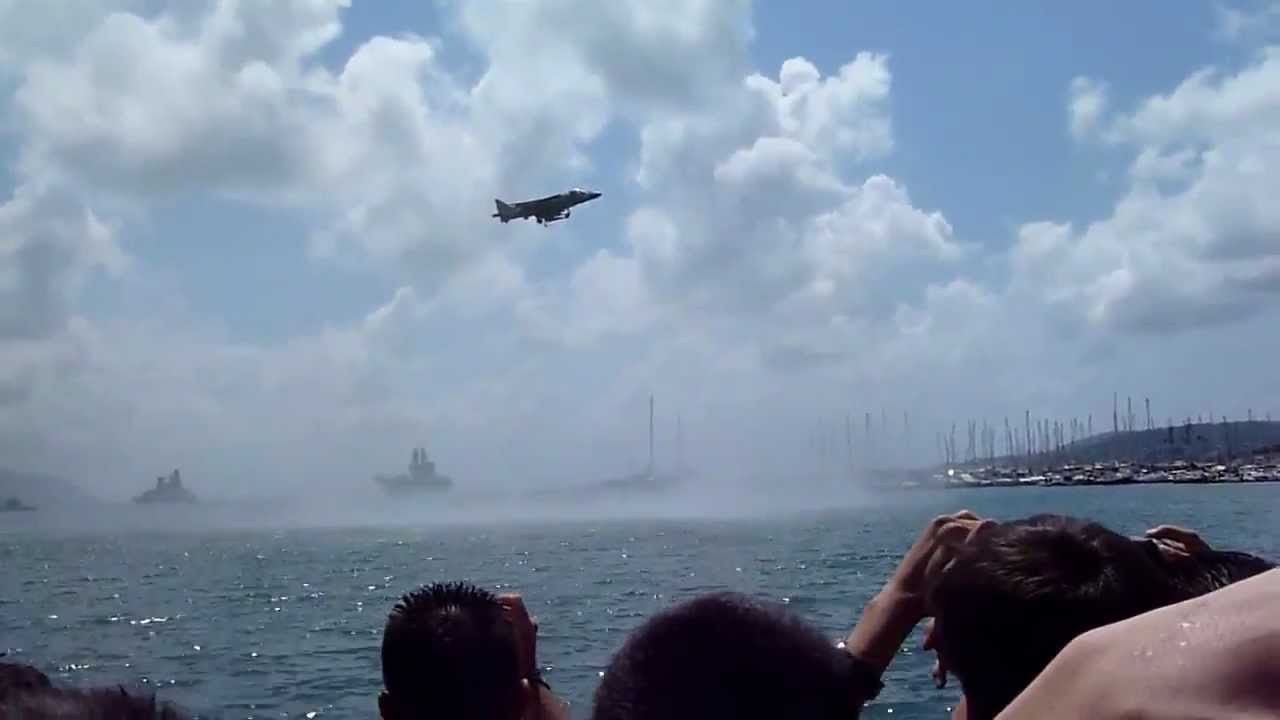 Aereo a decollo verticale - HARRIER - YouTube