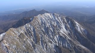 大山で初冠雪、14日遅く 朝日に輝く雪化粧