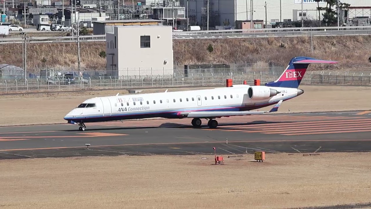 仙台空港で離陸待機するIBEX JA11RJ ANA ConnectionのCRJ700が出発を