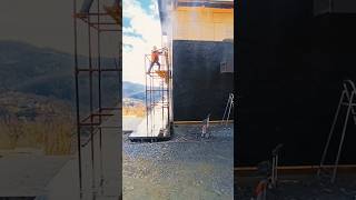 Фасад, натуральный камень. Очистка специальными кислотными составами и водой под давлением.