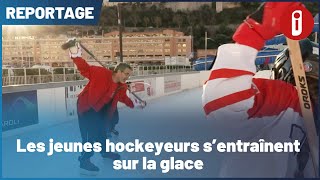 Les jeunes hockeyeurs sentraînent sur la glace