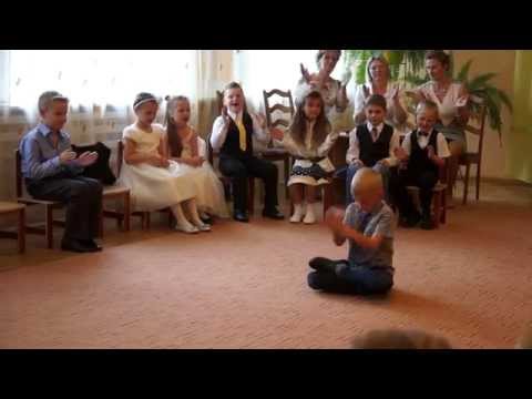 Пацан танцует БРЕЙК в детском саду!