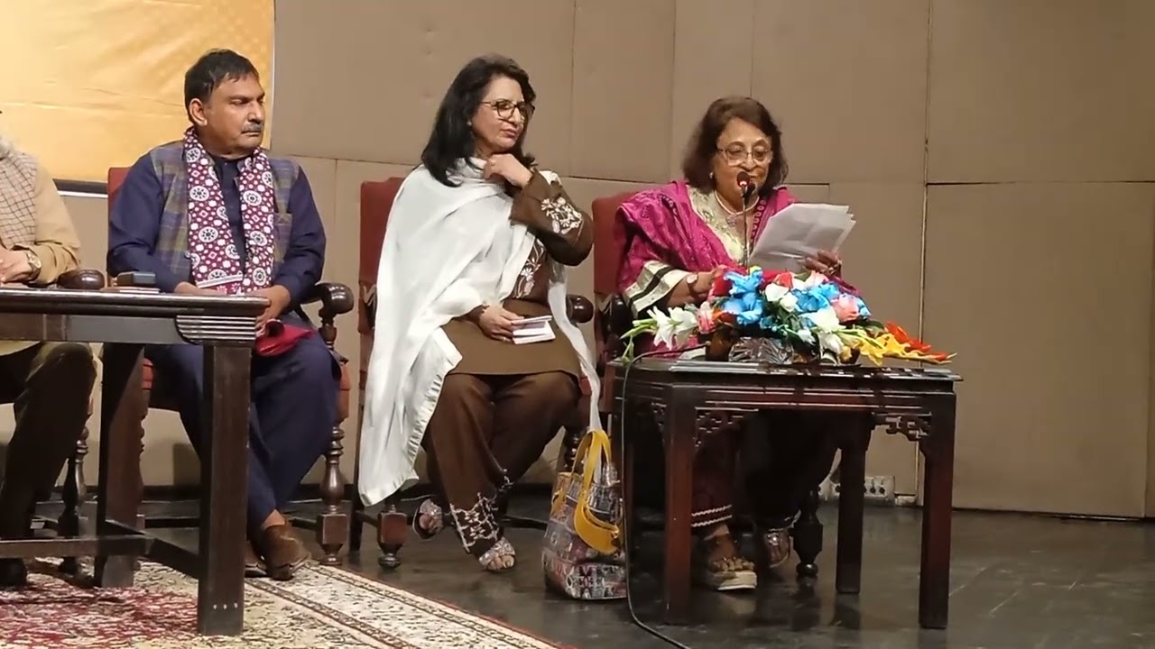 محترمہ  نیلم  بشیر  اپنا  کلام پیش کردے ہوئے