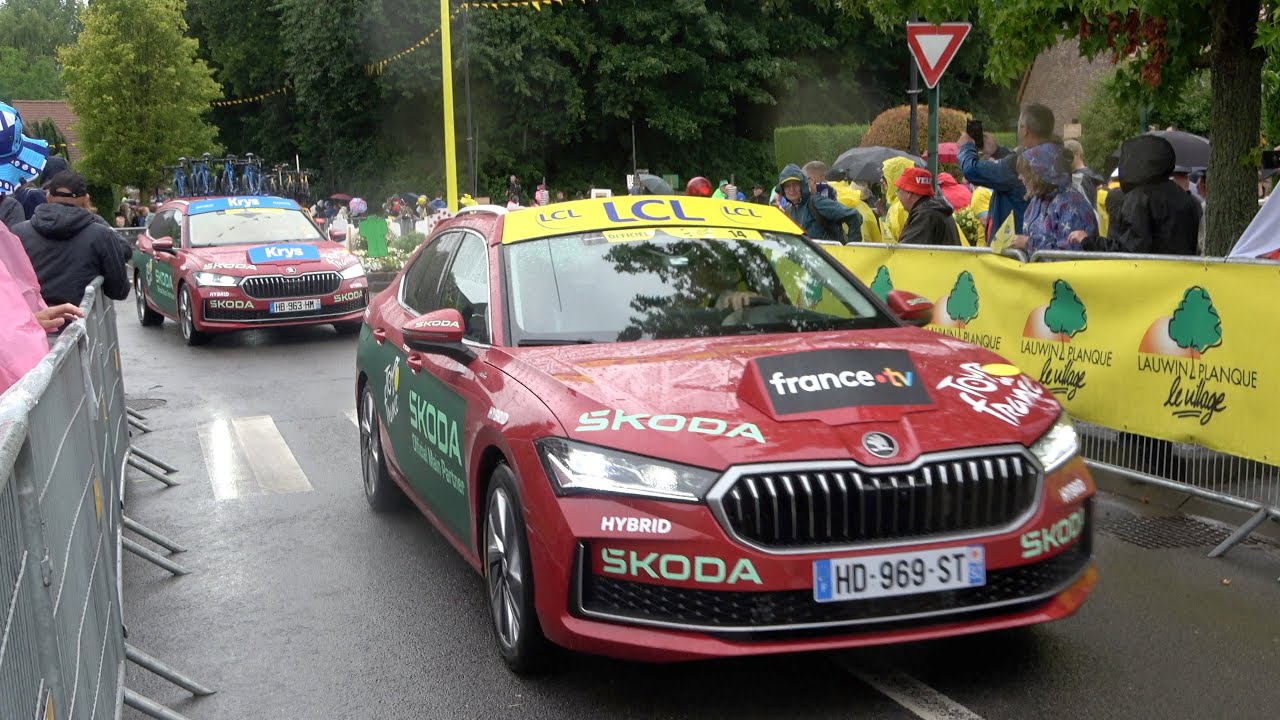 les voitures des accompagnateurs et officiels du Tour de France 2025