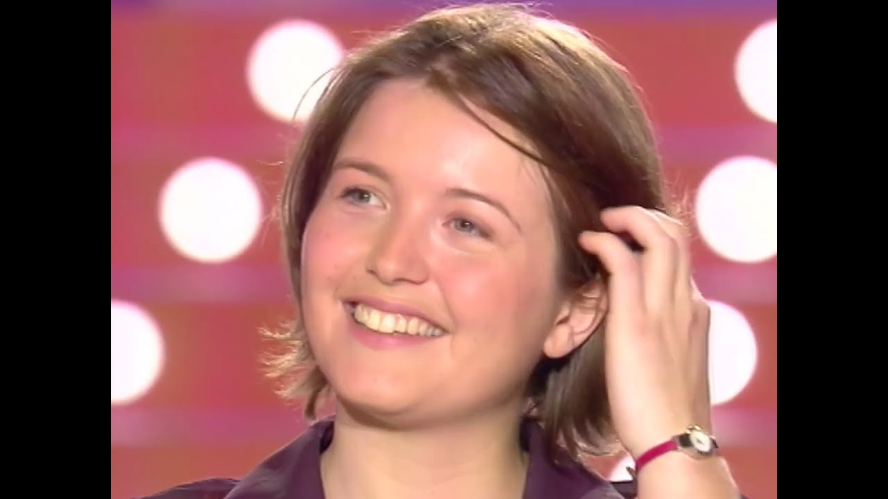 Она встречает пожарных, спасших ей жизнь.