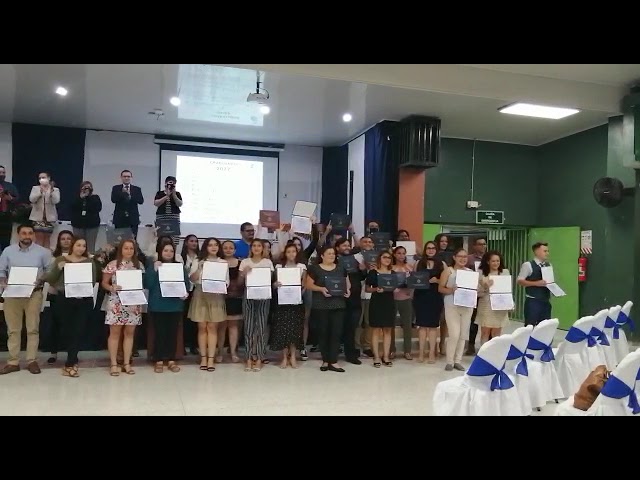 Watch 117 personas de educación abierta reciben su título en acto de graduación on YouTube.