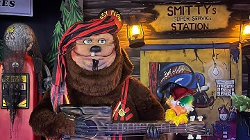 Animatronics in Halloween costumes! Hey Mr Bassman, Space Man, and more at Billy Bob’s