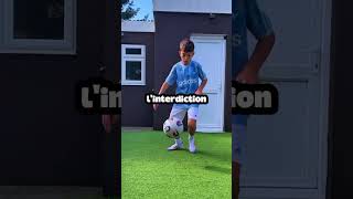 Le Jeune Prodige Valérie Joue Comme Cristiano Ronaldo.