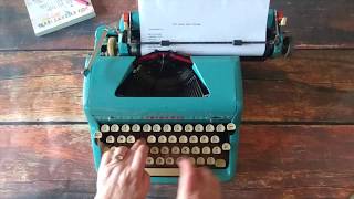 Typewriter Tutorial | 1957 Royal Quiet De Luxe in Teal