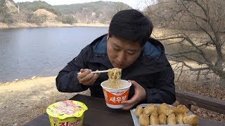 On a picnic~[[Fried Tofu Rice Balls & Instant cup noodles]] - Mukbang eating show