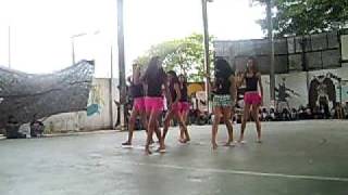 Meninas da turma 104 dançando na escola .