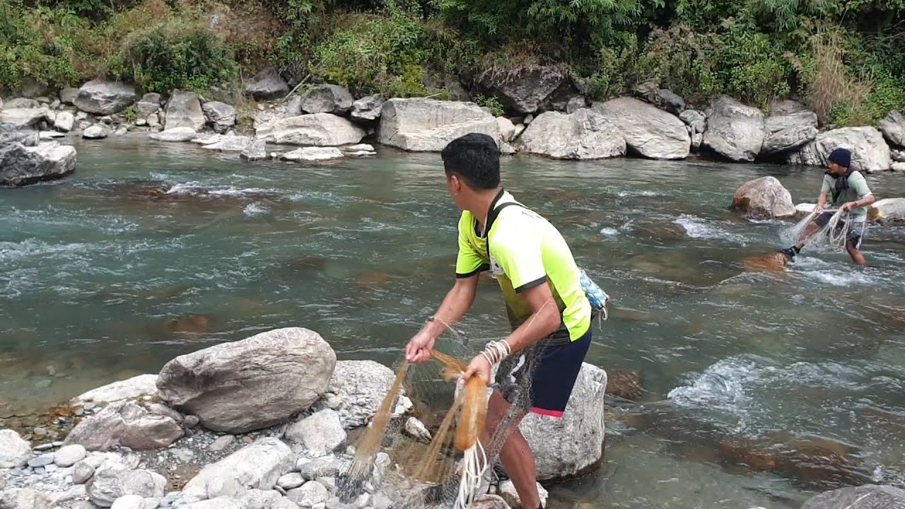 HIMALAYAN TROUT FISHING WITH HANDMADE CAST NET | PRABIN & YUBIN DOING THEIR BEST TO HUNT |