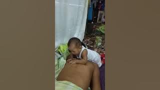 Si kecil lucu mainin susu pamannya yang lagi tidur