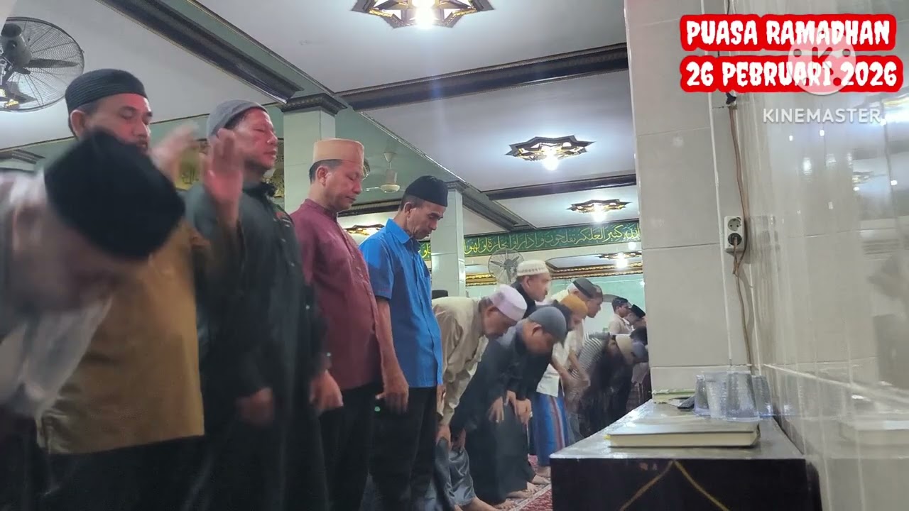 Sholat Magrib Berjemaah di Masjid Raya Sekip Ujung: 