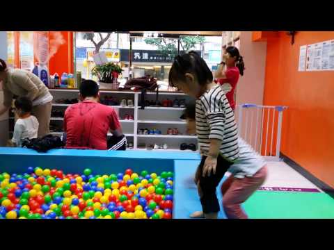 樂福親子館-小錢包和拉拉跳球池跳上癮了(3y18m)