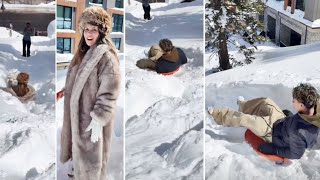 Король Ферран и Андреа Эспада катаются на санках по снегу.