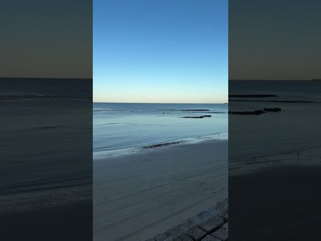 Mar en calma, playa vacía pero un poco de viento de levante para disfrutar de esta mañana