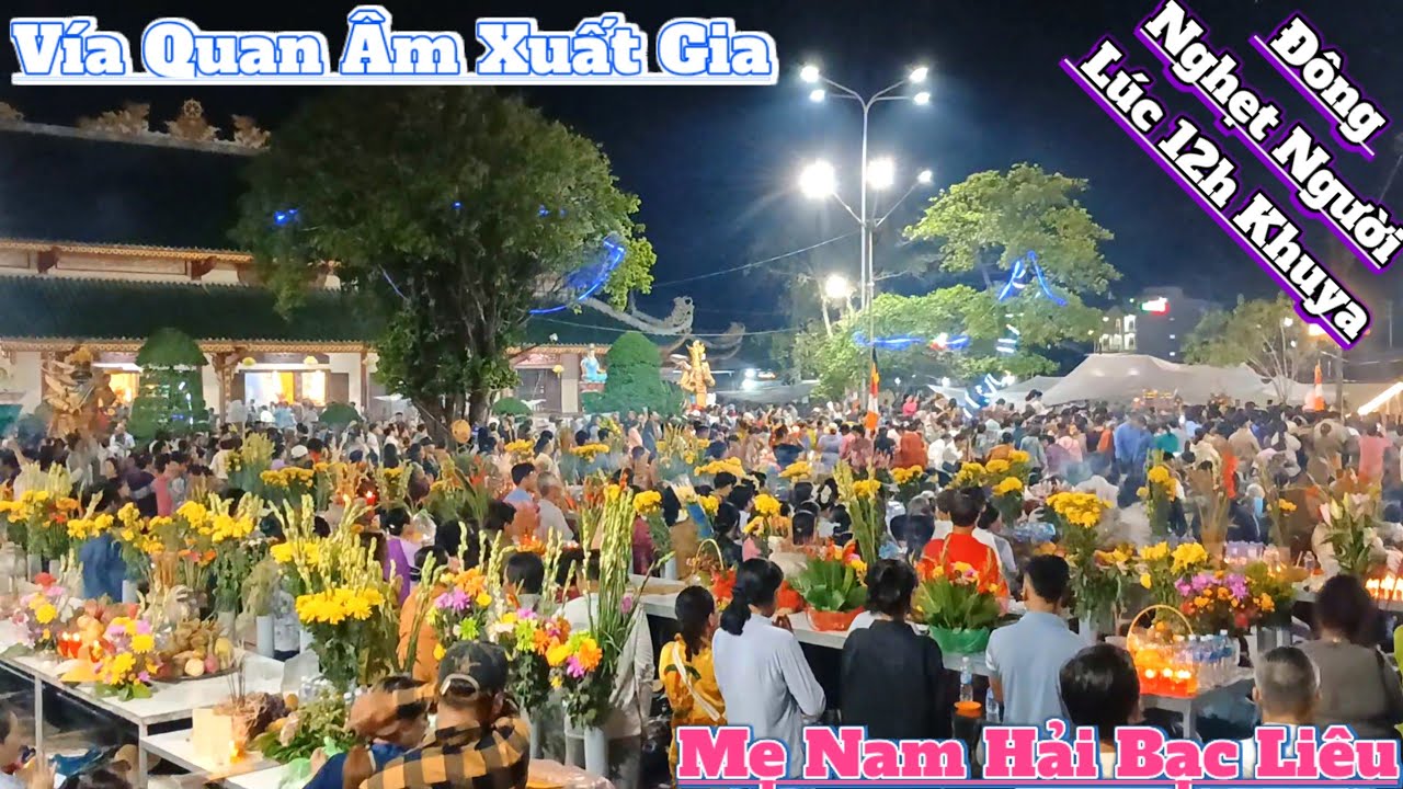 Bà con viếng Mẹ Nam Hải lúc nửa đêm ngày chánh lễ đông nghẹt Lễ Vía Quan Âm Mẹ Nam Hải 2025