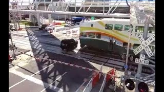 Train smashes into SUV in Orlando| CCTV English