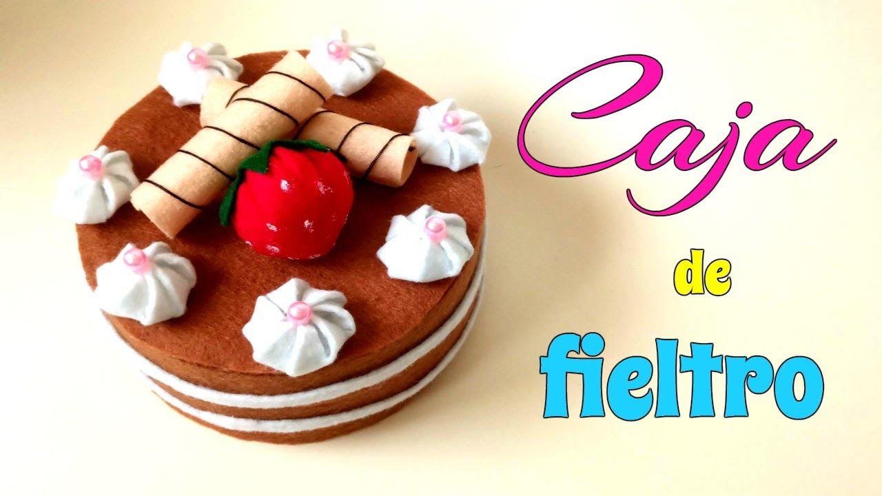 CAJA RECICLADA con FIELTRO en forma de PASTEL.