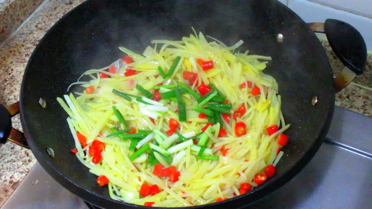 酸辣土豆丝 - Hot and sour potatoes recipe - Chinese cooking videos | Aaron Sawich