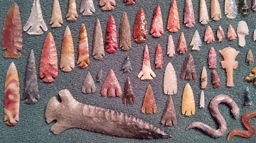 200 Arrowheads 1 Flintknapper (Micro Miniature Arrowhead Collection)