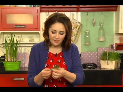 Видео рецепт Весенний салат с редисом и петрушкой