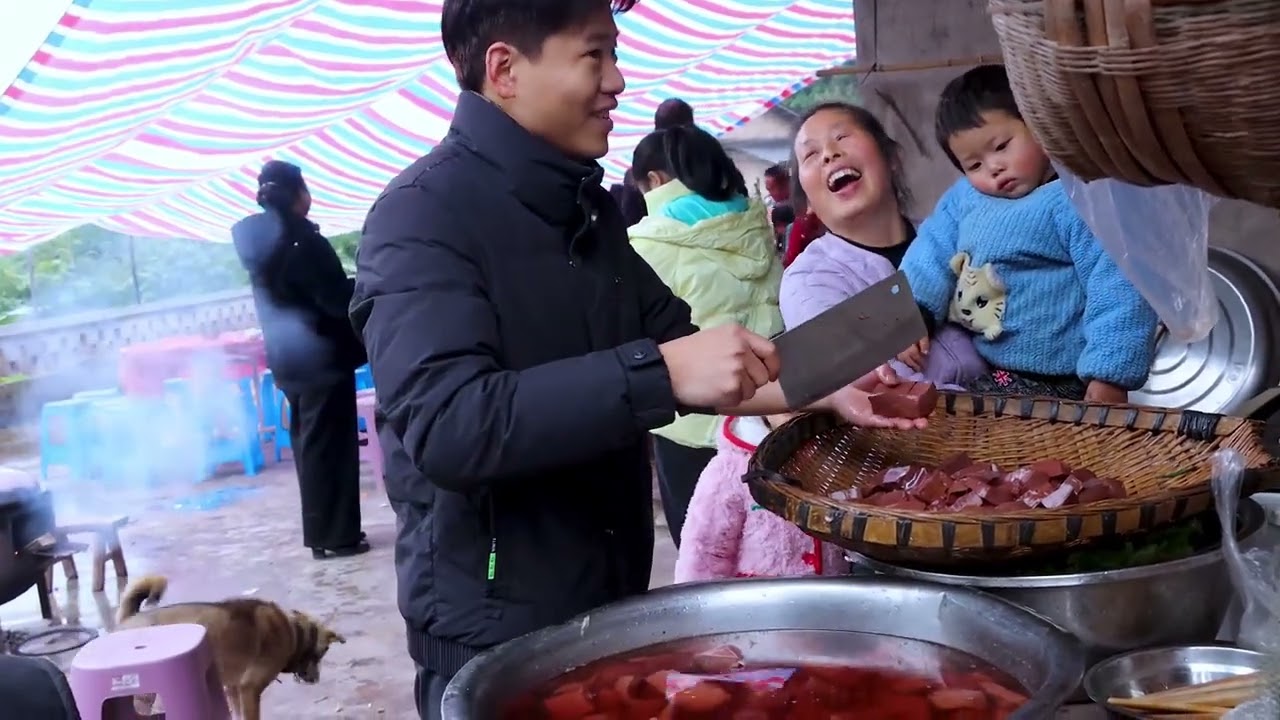 走老表嫂家吃年猪饭。在农村，吃年猪汤，吃的是乡情，过的是年味，谈的是情谊，叙的是亲情
