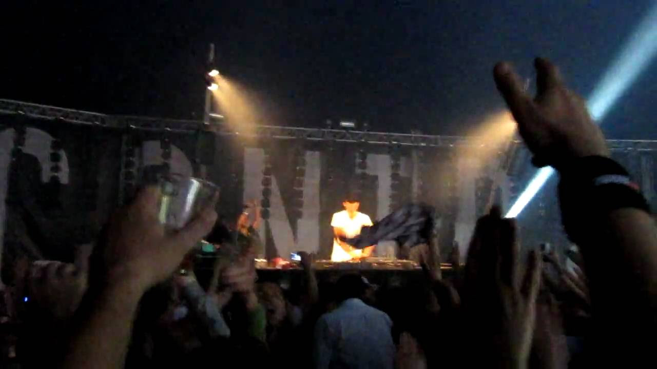 Nic Chagall at Mystery Land 2009 / Armin van Buuren vs. Cosmic Gate - F.A.V. Rain (AVB Mashup)
