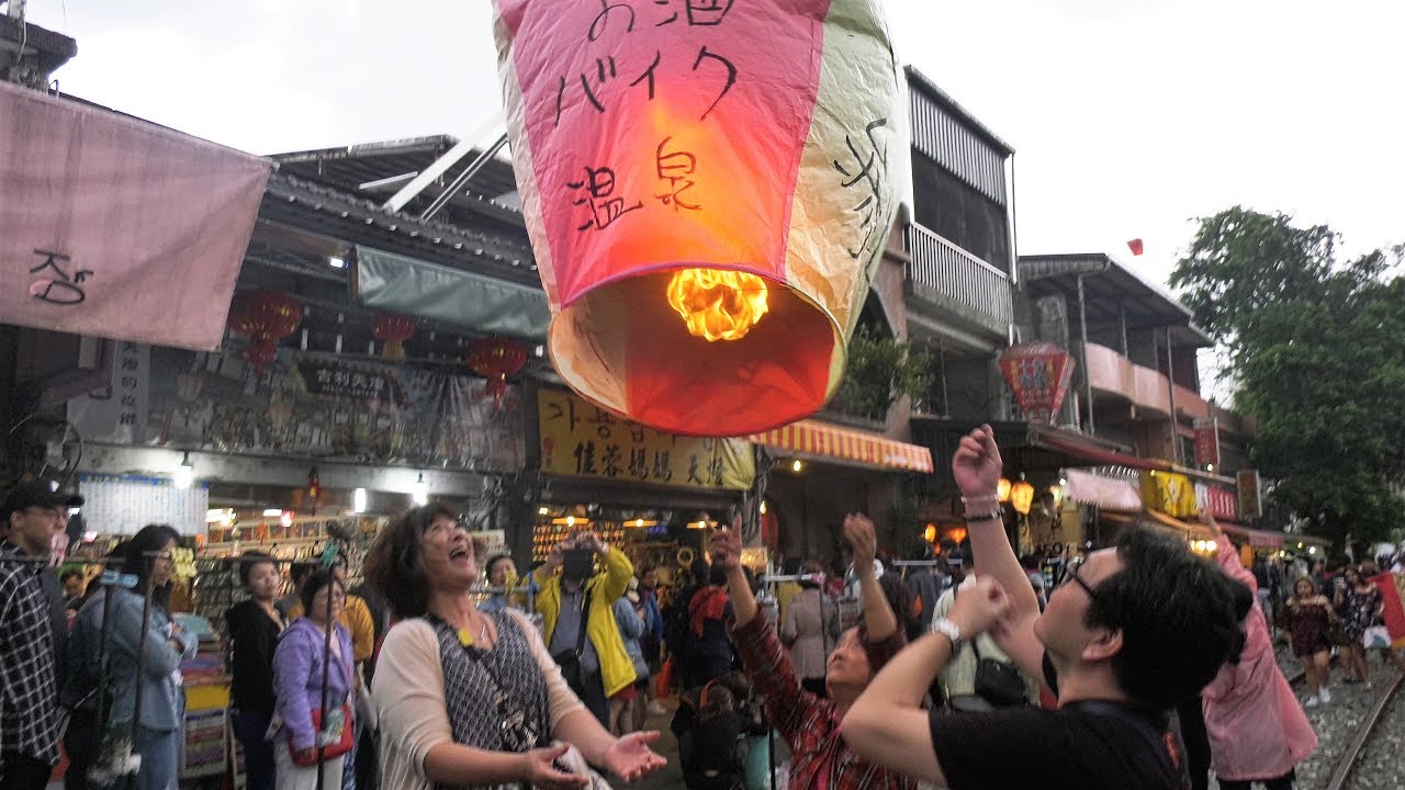 Taiwan Shifen Lantern Festival ランタン 4K - YouTube