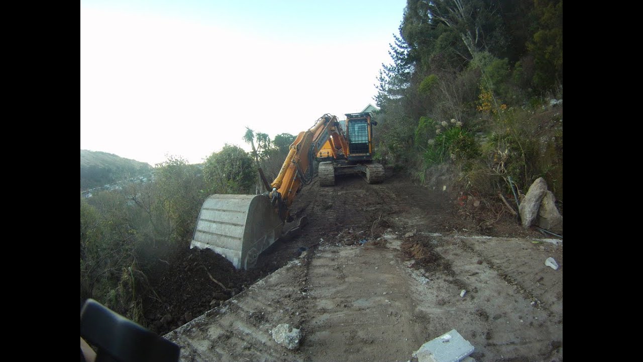 Hyundai140-9 Loading Isuzu Tipper With Concrete