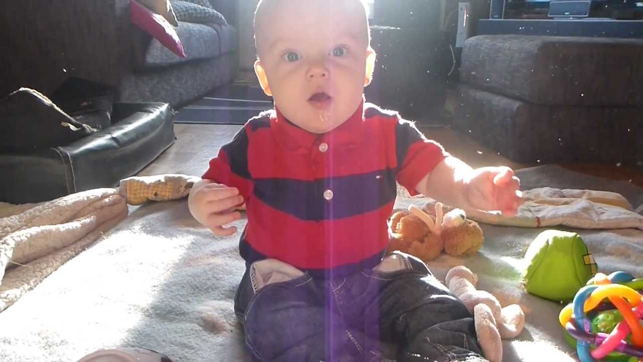 Bebis pruttar omkull sig själv