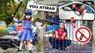 Uma Policial Prendeu A Larissa Por Fazer Coisas Erradas No Trânsito
