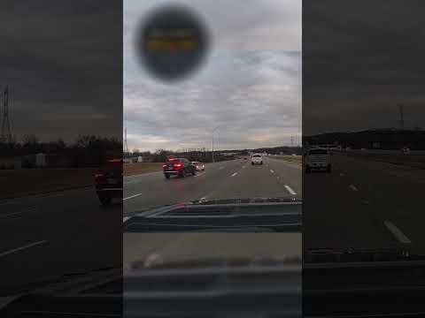 Он станцевал на машине посреди шоссе 🚘🕺🛣️