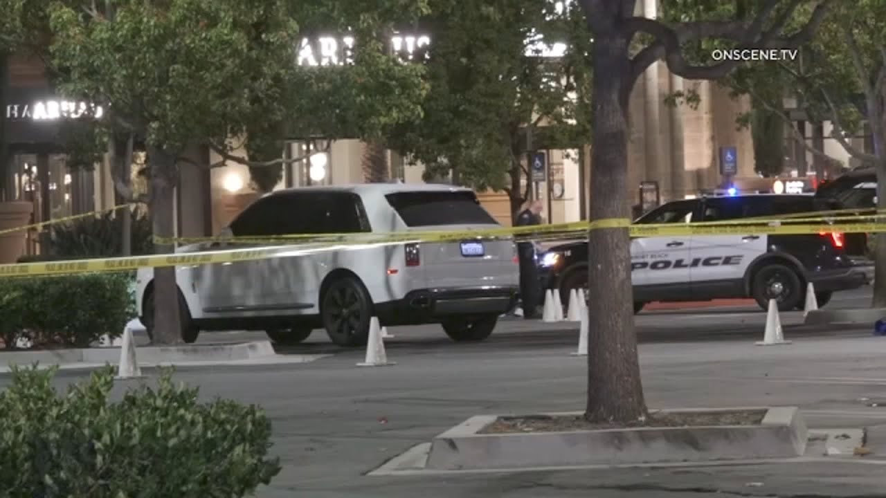 Shots fired after 2 men robbed by suspects in ski masks at Fashion ...
