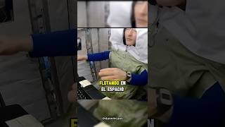 Christina Koch duerme como un murciélago en el espacio 🦇