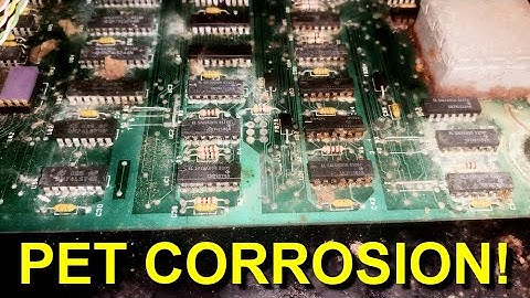 Commodore 8032 SuperPET PET Bits & Bytes - Closeup Inside View - Corrosion & Damage - Episode 1357