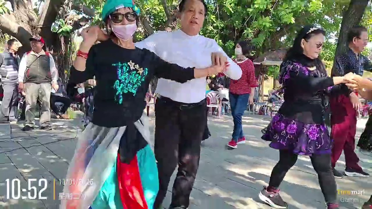 金獅湖廣場吳先生唱歌跳舞