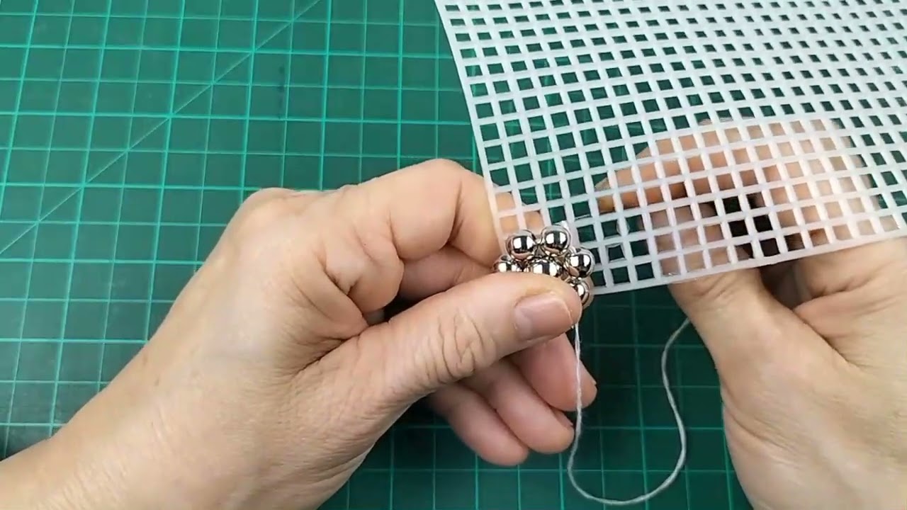 Как сделать сумку из бисера с использованием холщовой пластики