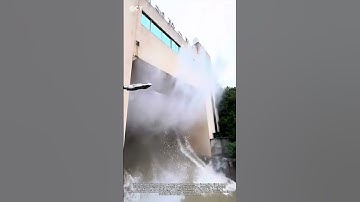 "Tidal Surge Shockwave – Bridge Wall Collision Creates Terrifying Rebound!"