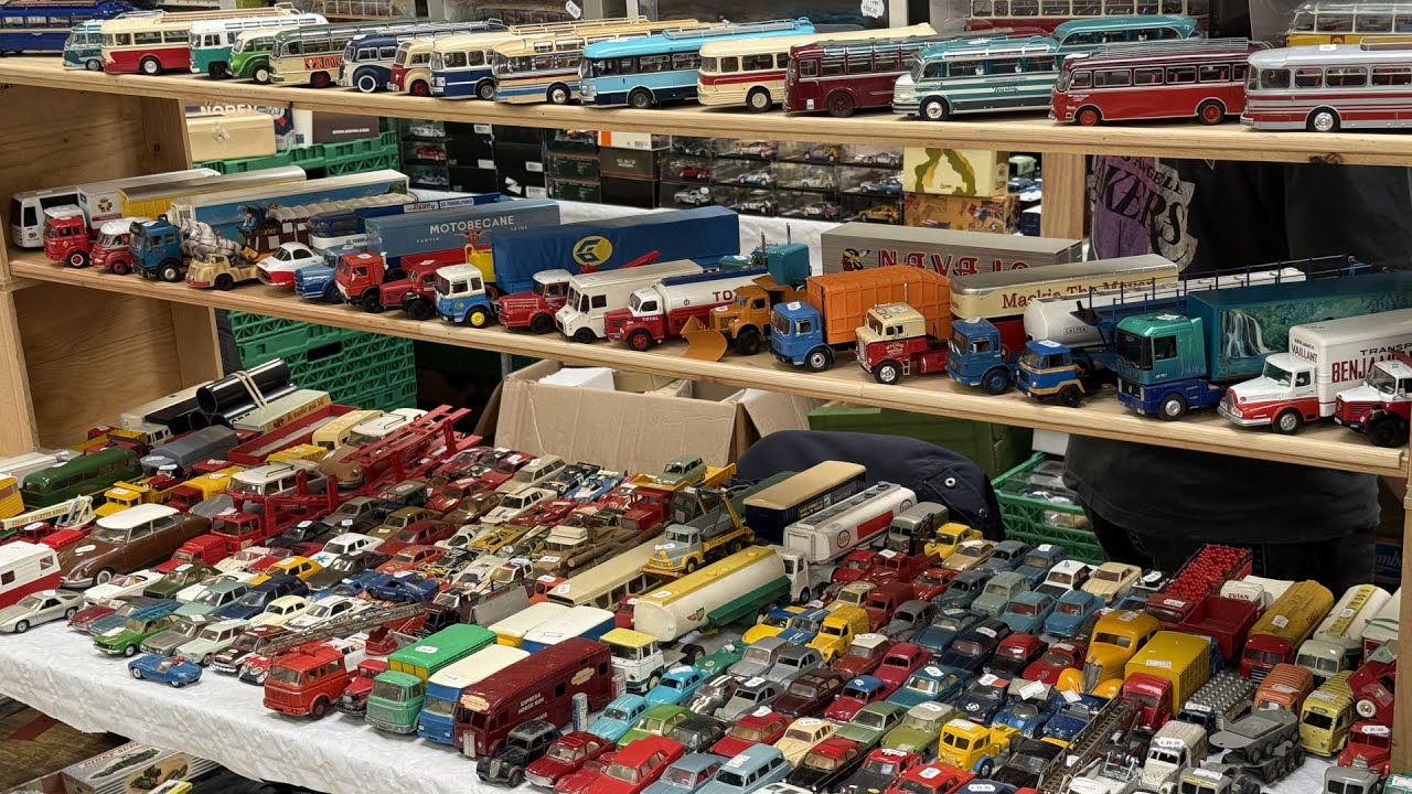 La bourse aux voitures miniatures de Pont-Audemer en Normandie : des jouets anciens par milliers !