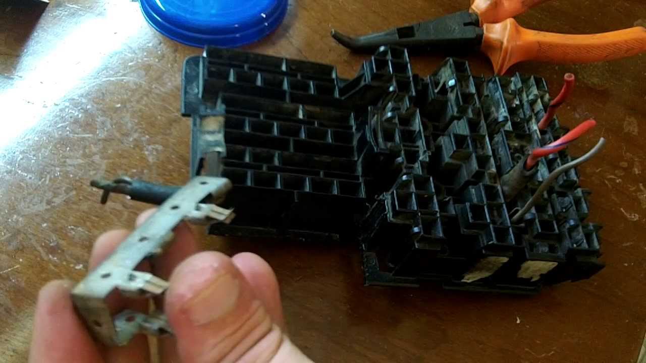 Manutenção na caixa de fusíveis do Escort MK4 (Parte 3)